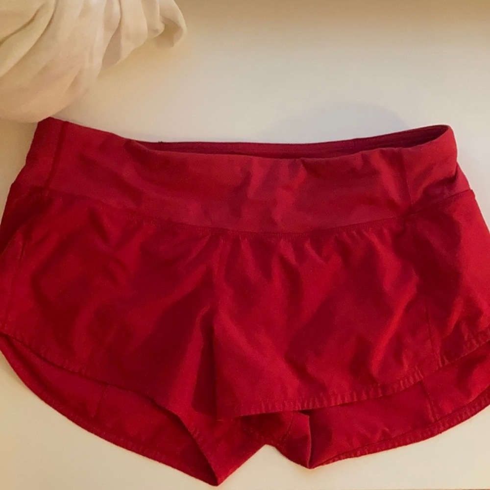 red 2.5 speed up shorts from lululemon